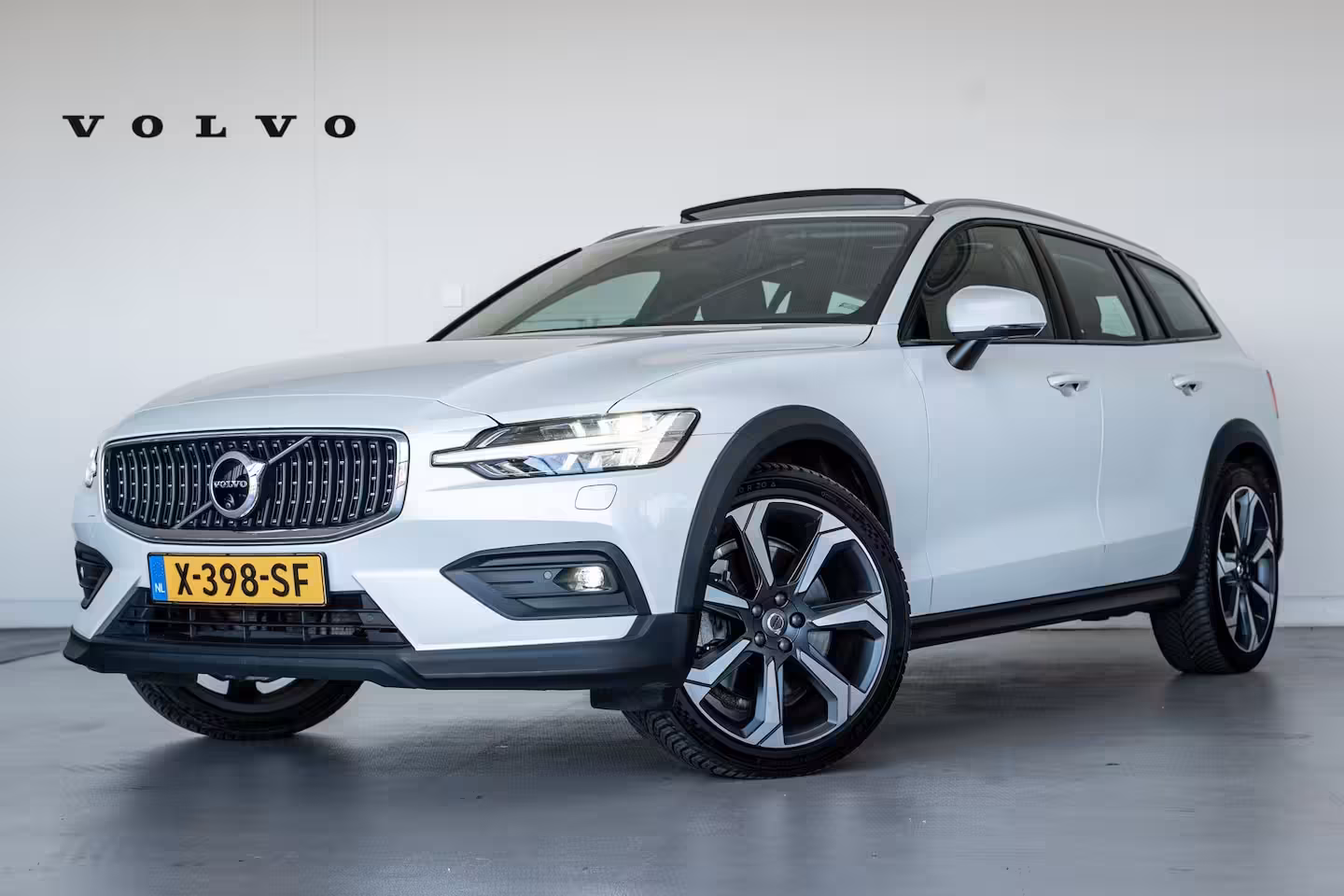 Volvo V60 Cross Country B5 Ultimate Pano-dak | Parkeerverw.| B&W | Trekh. | Nappa massage/ventilatie | 20"