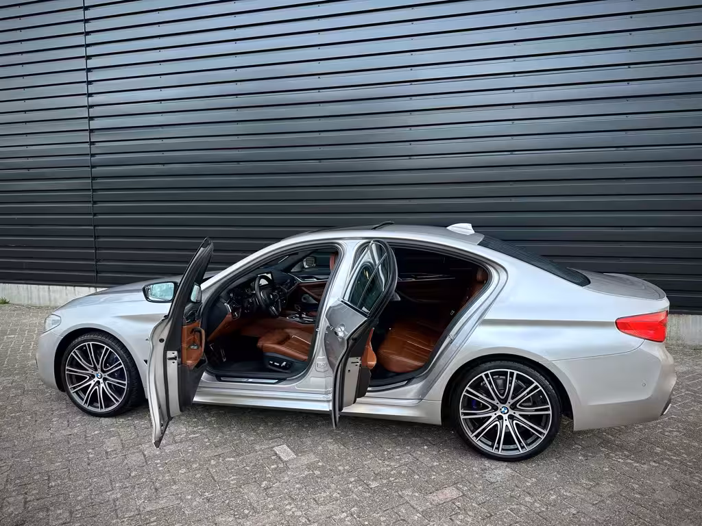 BMW 5 Serie 540i M-SPORT SOFTCLO