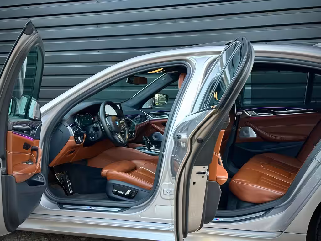 BMW 5 Serie 540i M-SPORT SOFTCLO