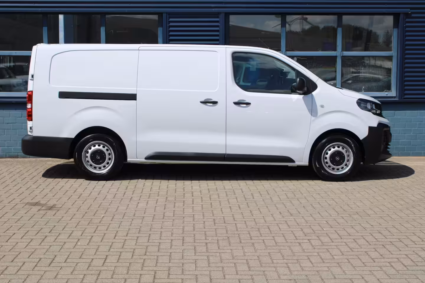 Opel Vivaro Electric Standaard - | Elektrisch bedienbare en verwarmde buitenspiegels | Exterieurpakket | Multi