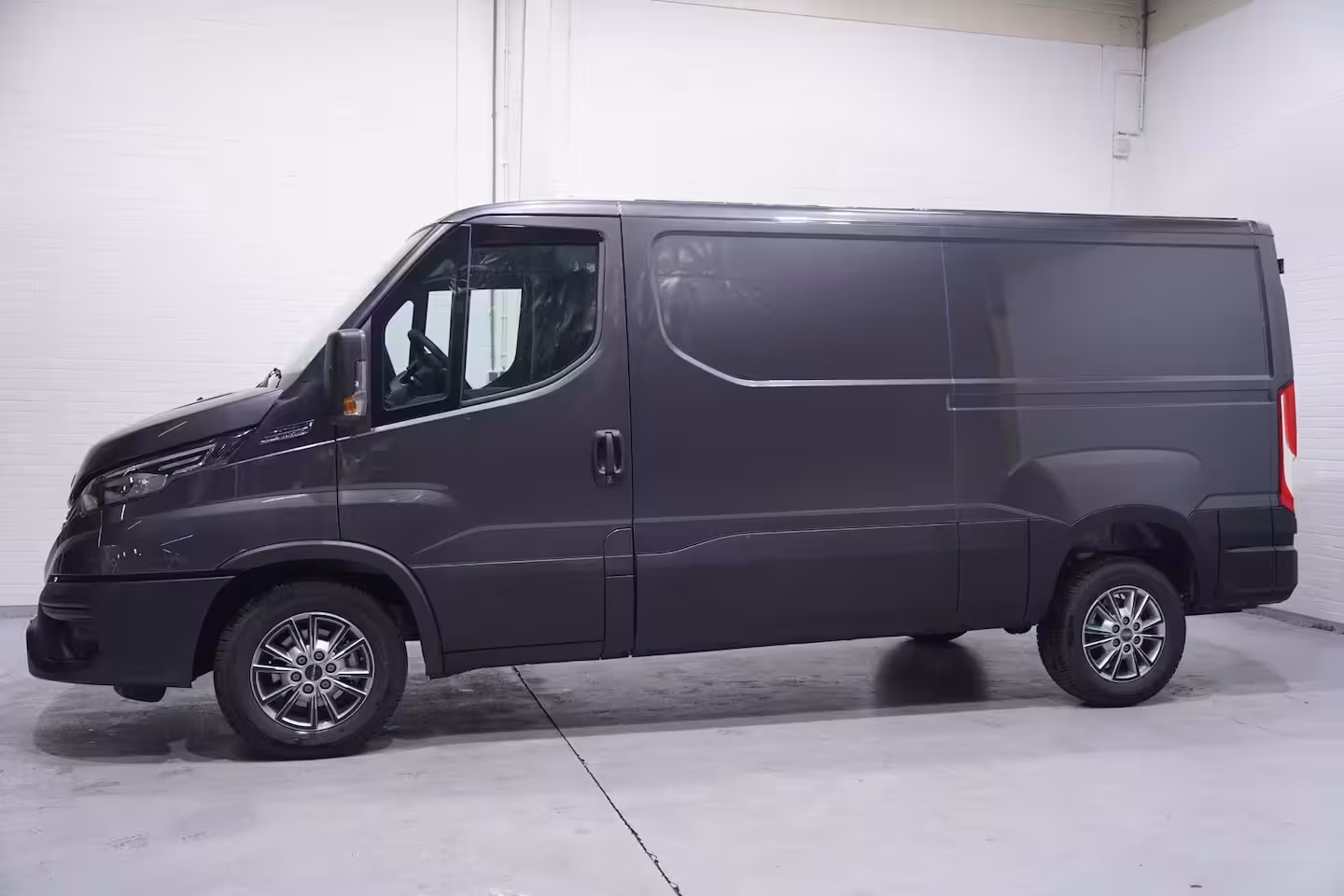 Iveco Daily 35S18 180 pk Aut. L2H1 Laag Dak Nwe Model, Nieuw Adapt. Cruise, Camera, Navi, LED Koplampe
