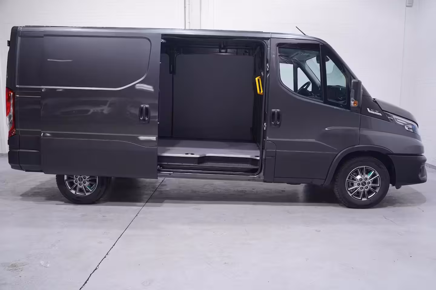 Iveco Daily 35S18 180 pk Aut. L2H1 Laag Dak Nwe Model, Nieuw Adapt. Cruise, Camera, Navi, LED Koplampe