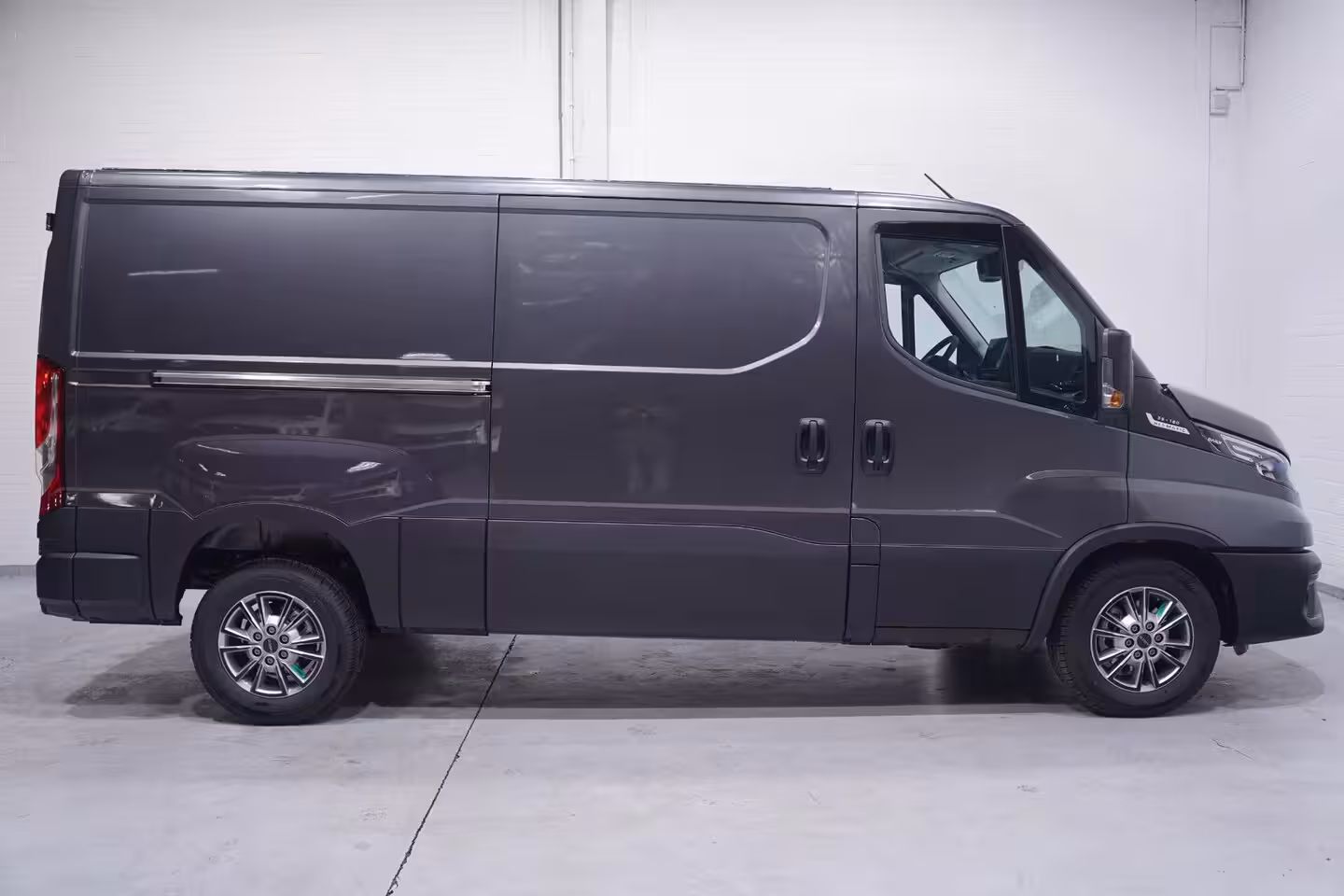 Iveco Daily 35S18 180 pk Aut. L2H1 Laag Dak Nwe Model, Nieuw Adapt. Cruise, Camera, Navi, LED Koplampe