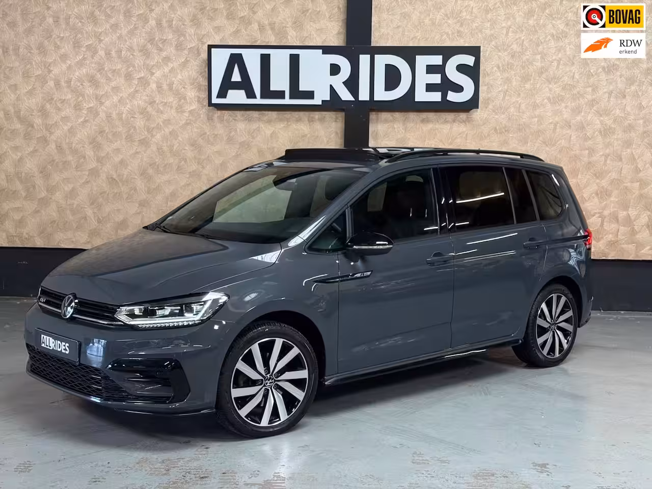 Volkswagen Touran 1.4 TSI Highline Business R 7p | Pano | Trekhaak | Stoel/Stuur verwarming | Camera | Carpl