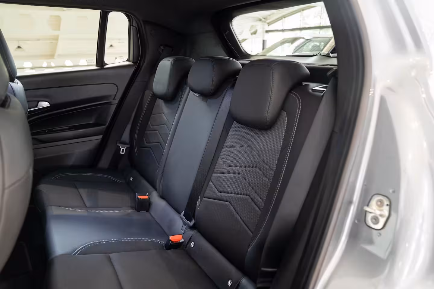 Jeep Avenger Summit 54 kWh | Tot 8 Jaar Garantie | Warmtepomp | Navigatie | Stoelverwarming | Verwarmd