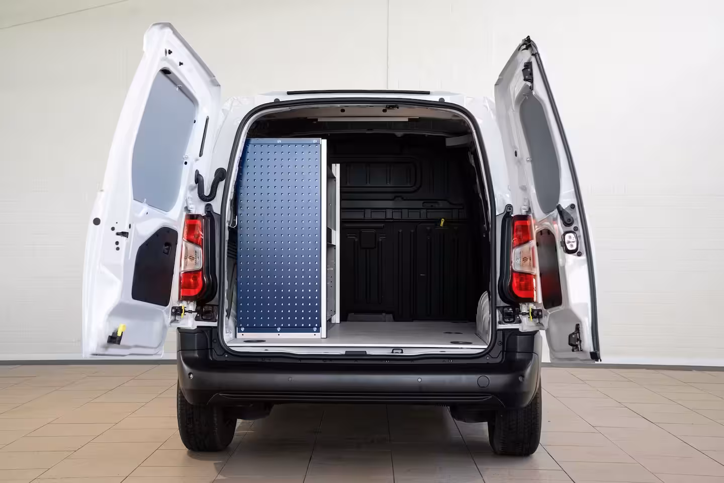 Fiat E-Doblo 136 L1 50 kWh | Laadruimte Pakket | Camera | Navigatie | Parkeersensoren | Apple Carplay &