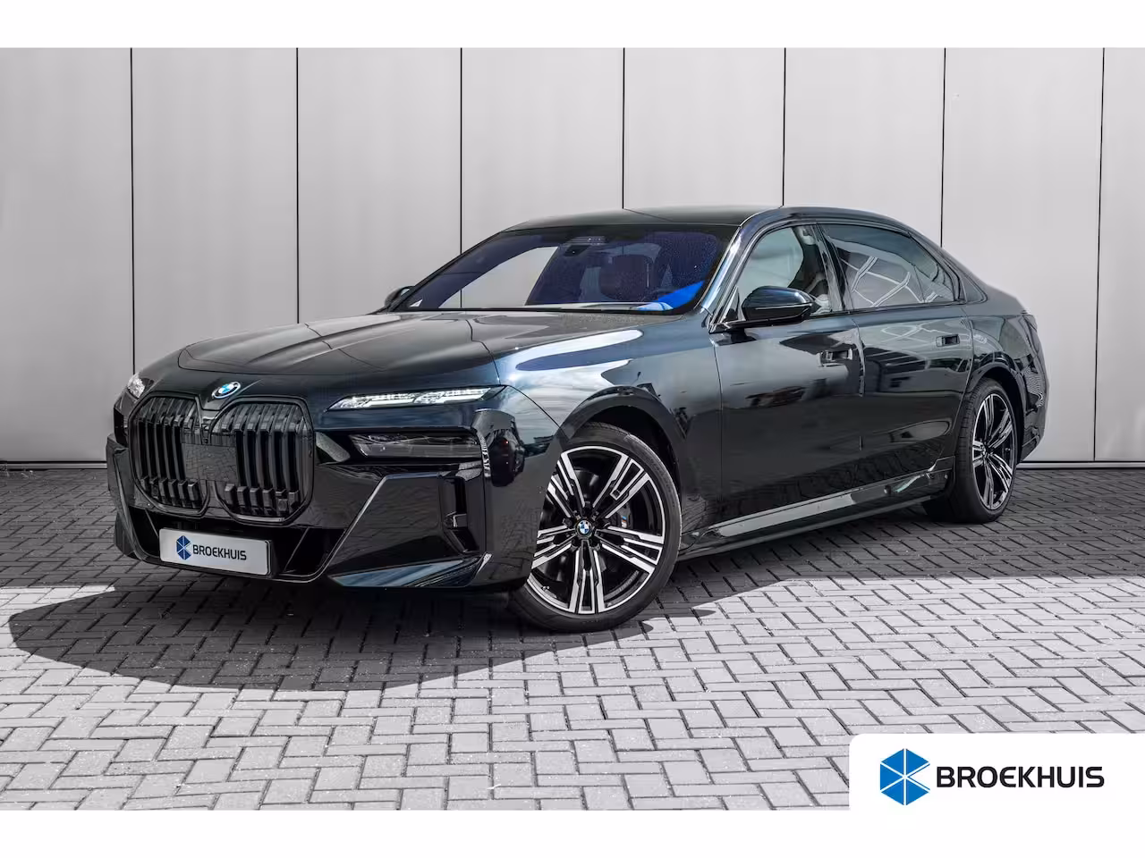 BMW i7 xDrive60 106 kWh 545 PK | Skylounge Panorama Dak | Achteras besturing | Elektrische deuren