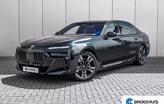 BMW i7 xDrive60 106 kWh 545 PK | Skylounge Panorama Dak | Achteras besturing | Elektrische deuren