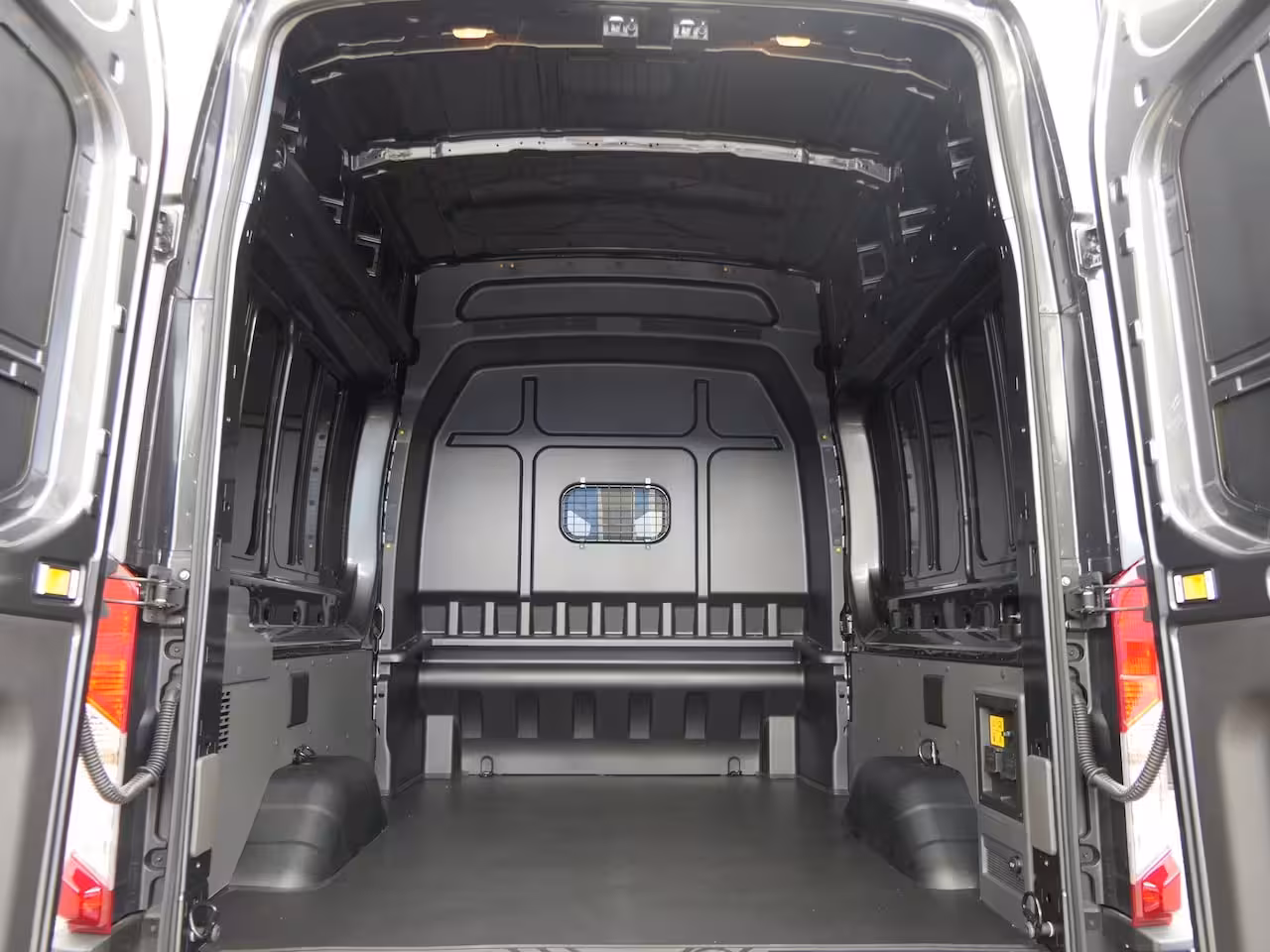 Ford E-Transit L3H3 89kwh Dubbele Cabine | Adaptive Cruise | BLIS | 5-Persoons | Navigatie | Stoelverwarm