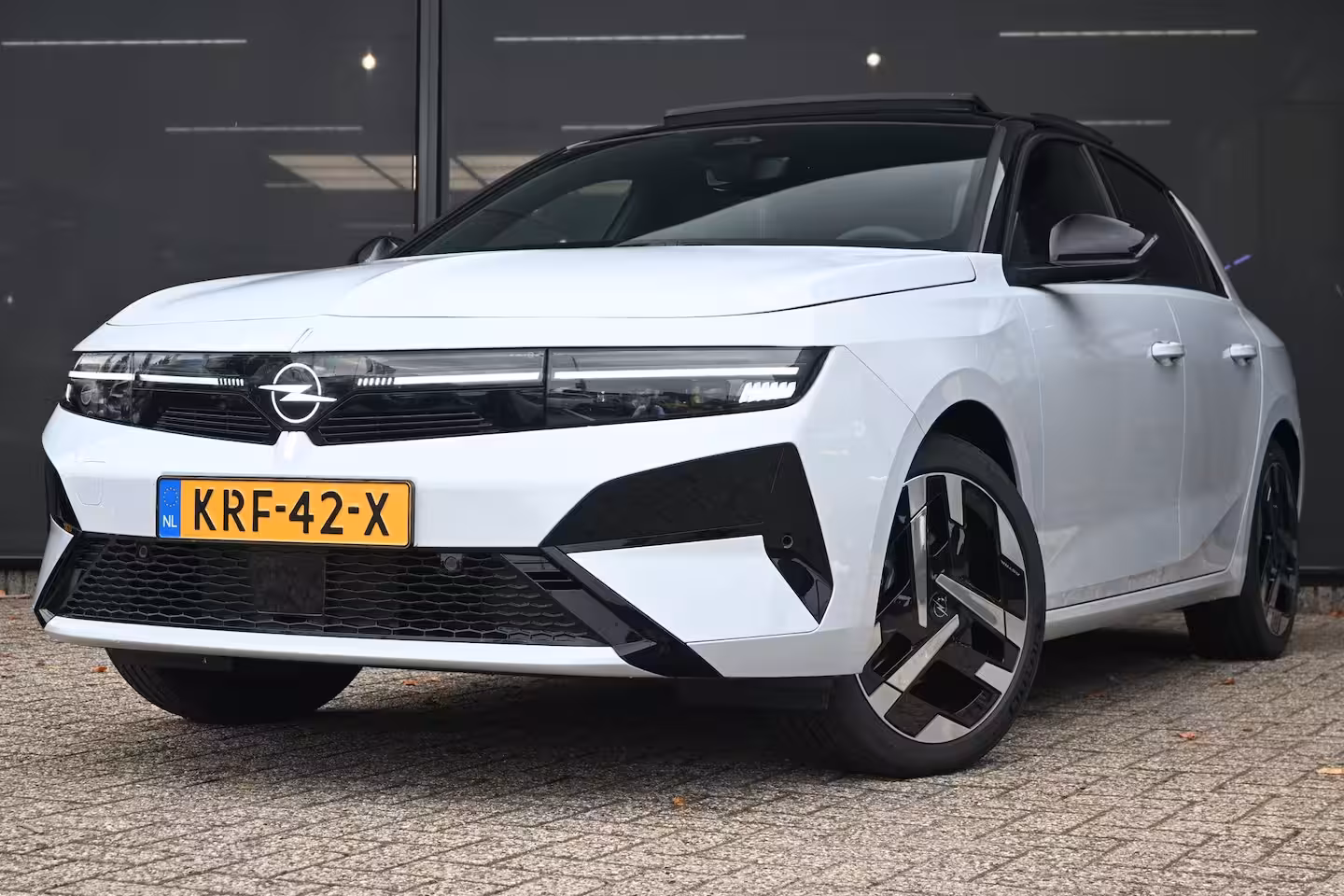 Opel Astra Electric 58 kWh Ultimate DEMO-DEAL Tot 8 Jaar Garantie | Schuif/-Kanteldak | Massagestoelen | Adapt