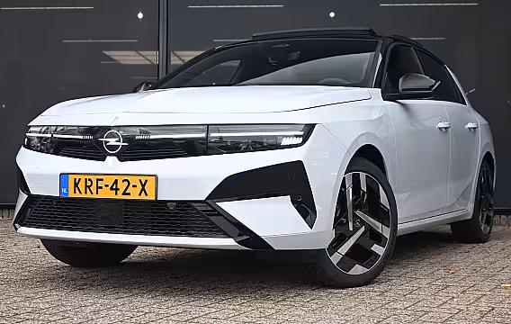 Opel Astra Electric 58 kWh Ultimate DEMO-DEAL Tot 8 Jaar Garantie | Schuif/-Kanteldak | Massagestoelen | Adapt