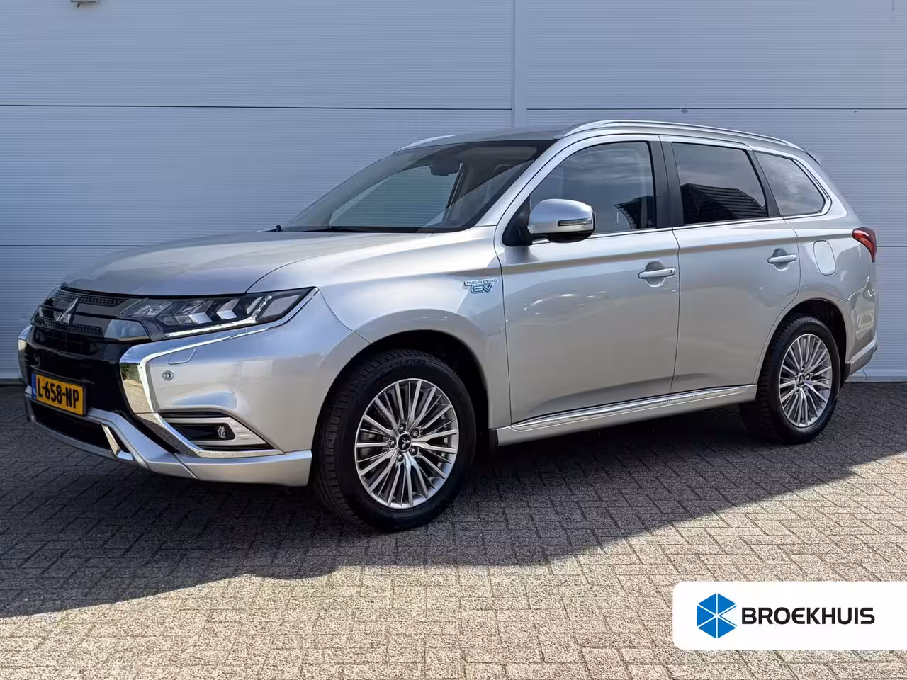 Mitsubishi Outlander 2.4 PHEV Intense / Trekhaak ( 1500 kg ) / Apple Carplay/Android Auto / Cruise control / |