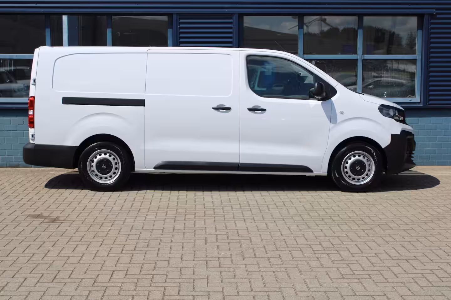 Opel Vivaro Electric Standaard - | Elektrisch bedienbare en verwarmde buitenspiegels | Multi-mode toggle (ECO,