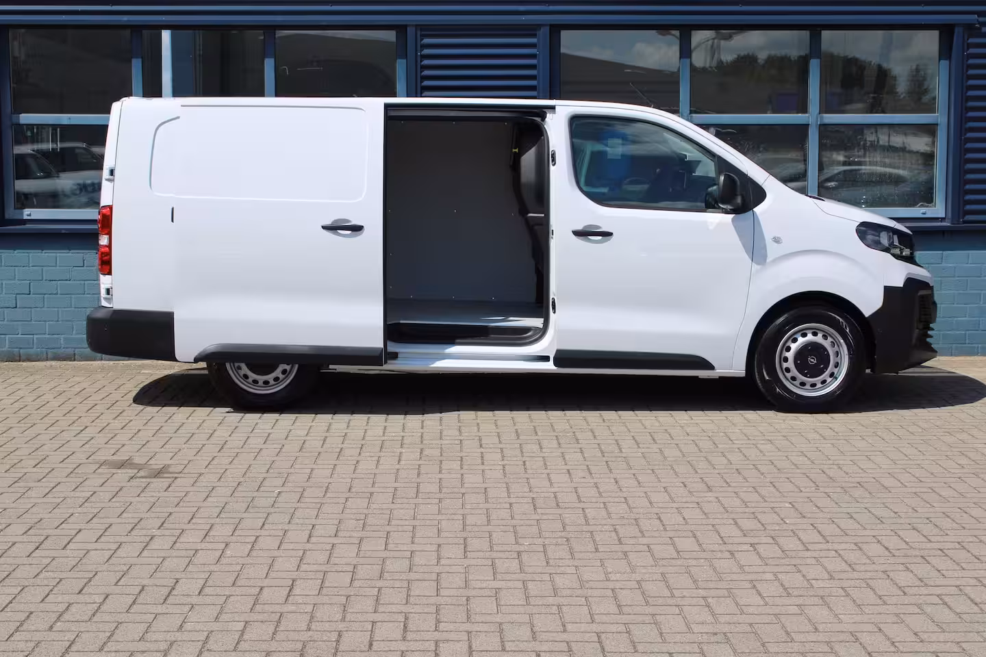 Opel Vivaro Electric Standaard - | Elektrisch bedienbare en verwarmde buitenspiegels | Multi-mode toggle (ECO,