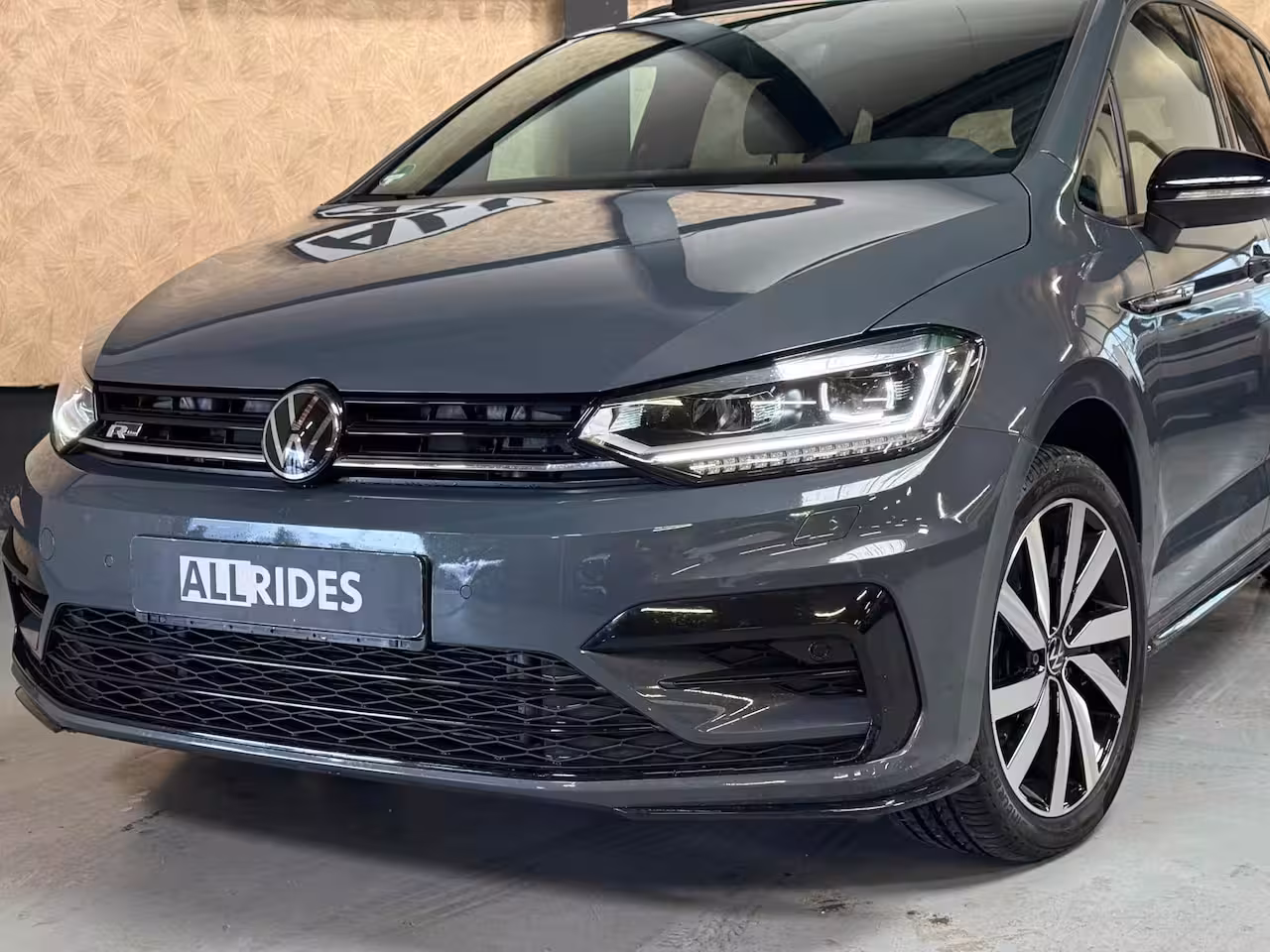 Volkswagen Touran 1.4 TSI Highline Business R 7p | Pano | Trekhaak | Stoel/Stuur verwarming | Camera | Carpl