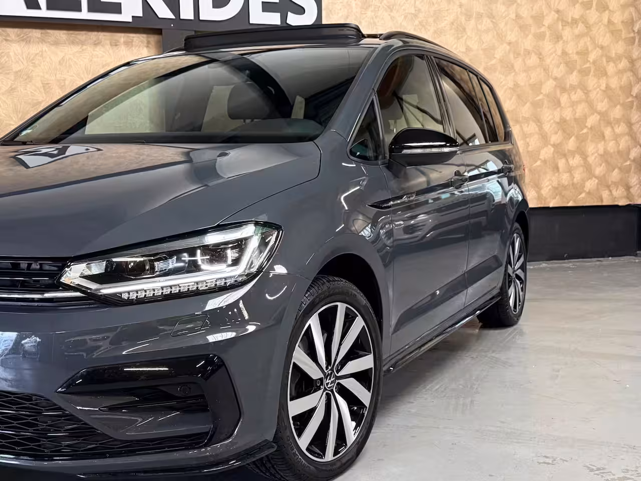Volkswagen Touran 1.4 TSI Highline Business R 7p | Pano | Trekhaak | Stoel/Stuur verwarming | Camera | Carpl