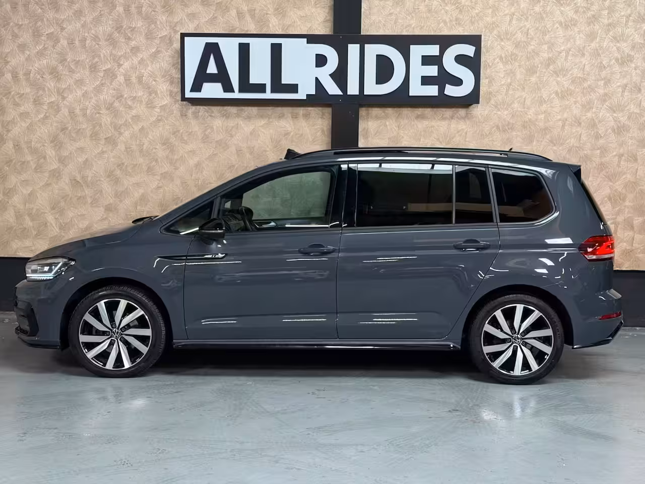 Volkswagen Touran 1.4 TSI Highline Business R 7p | Pano | Trekhaak | Stoel/Stuur verwarming | Camera | Carpl