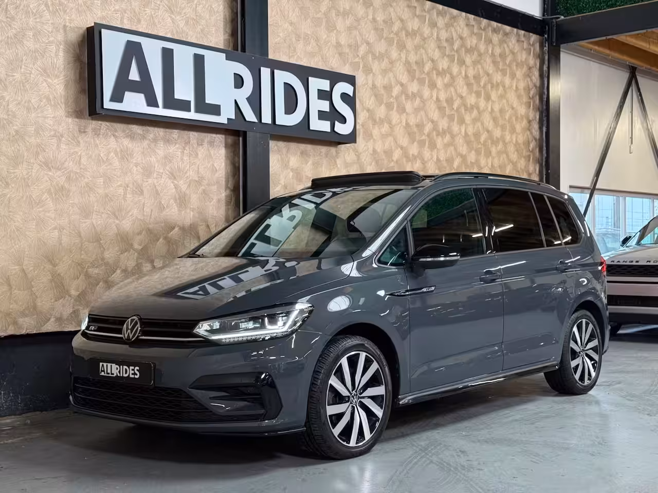 Volkswagen Touran 1.4 TSI Highline Business R 7p | Pano | Trekhaak | Stoel/Stuur verwarming | Camera | Carpl