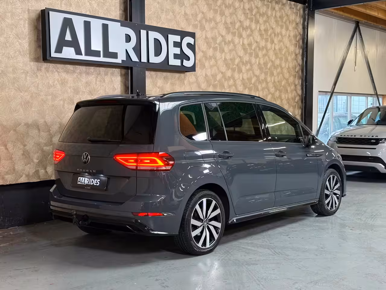 Volkswagen Touran 1.4 TSI Highline Business R 7p | Pano | Trekhaak | Stoel/Stuur verwarming | Camera | Carpl