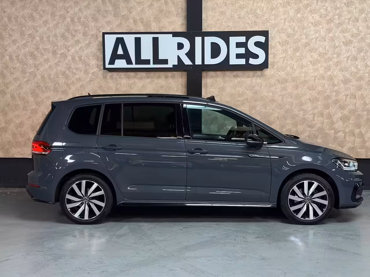 Volkswagen Touran 1.4 TSI Highline Business R 7p | Pano | Trekhaak | Stoel/Stuur verwarming | Camera | Carpl