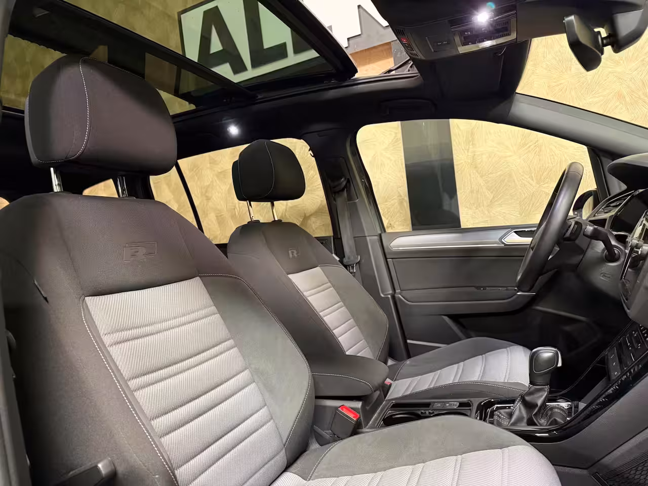 Volkswagen Touran 1.4 TSI Highline Business R 7p | Pano | Trekhaak | Stoel/Stuur verwarming | Camera | Carpl
