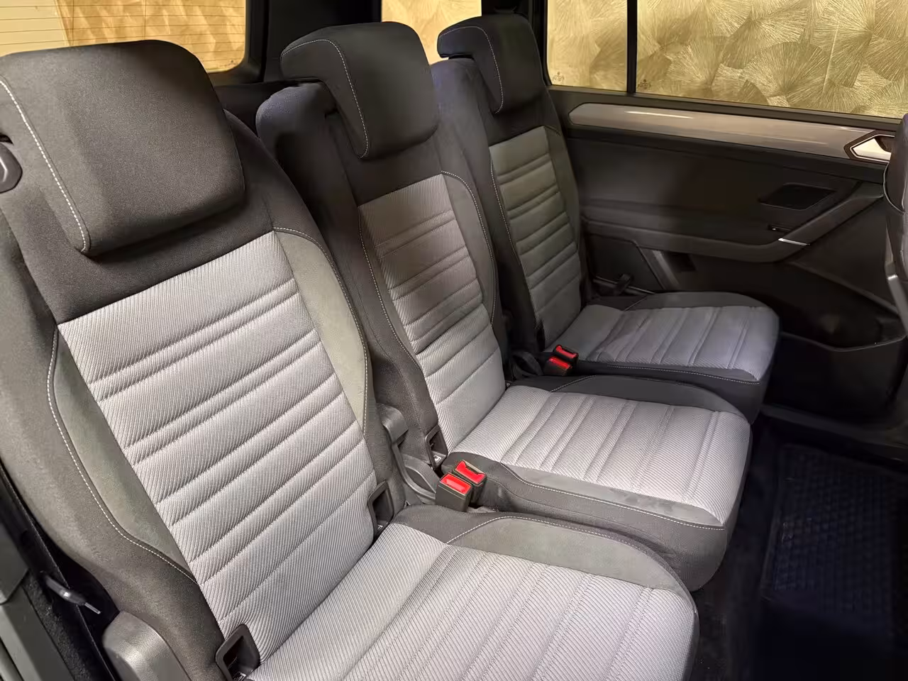 Volkswagen Touran 1.4 TSI Highline Business R 7p | Pano | Trekhaak | Stoel/Stuur verwarming | Camera | Carpl
