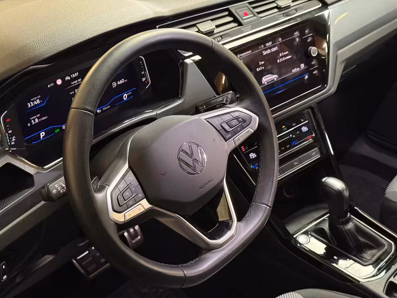 Volkswagen Touran 1.4 TSI Highline Business R 7p | Pano | Trekhaak | Stoel/Stuur verwarming | Camera | Carpl