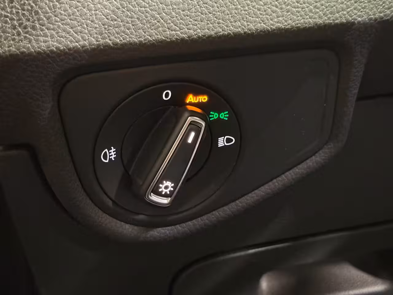 Volkswagen Touran 1.4 TSI Highline Business R 7p | Pano | Trekhaak | Stoel/Stuur verwarming | Camera | Carpl