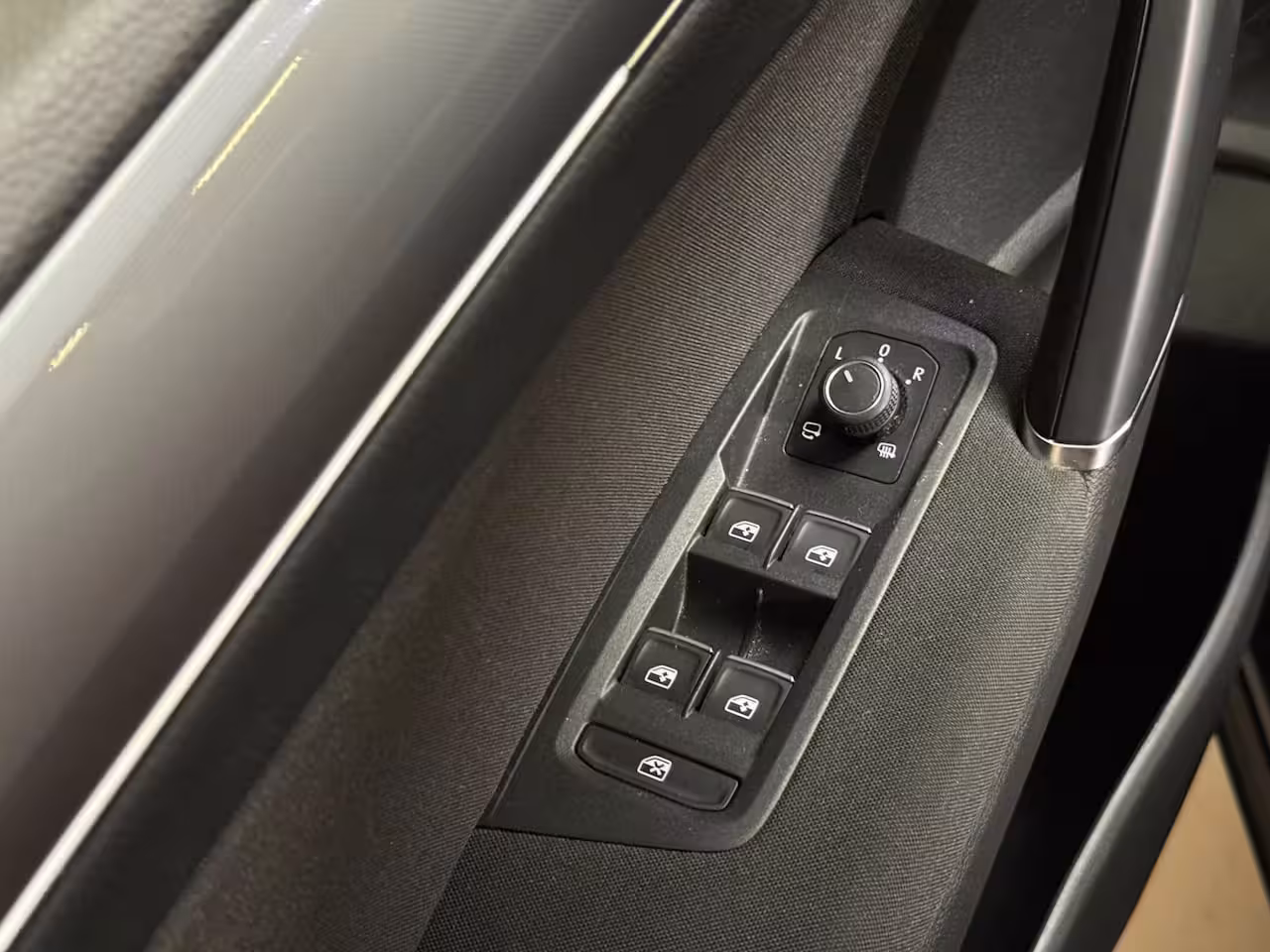 Volkswagen Touran 1.4 TSI Highline Business R 7p | Pano | Trekhaak | Stoel/Stuur verwarming | Camera | Carpl