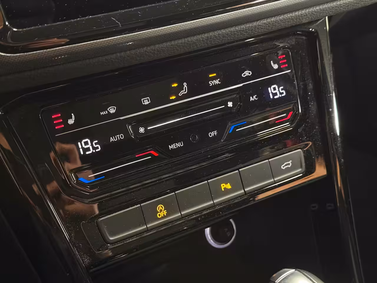 Volkswagen Touran 1.4 TSI Highline Business R 7p | Pano | Trekhaak | Stoel/Stuur verwarming | Camera | Carpl