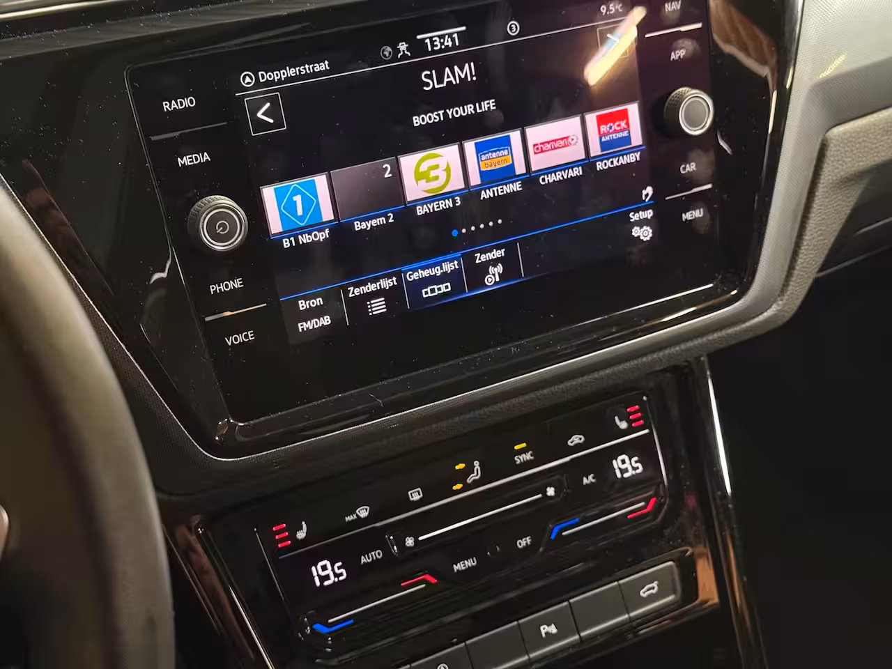 Volkswagen Touran 1.4 TSI Highline Business R 7p | Pano | Trekhaak | Stoel/Stuur verwarming | Camera | Carpl