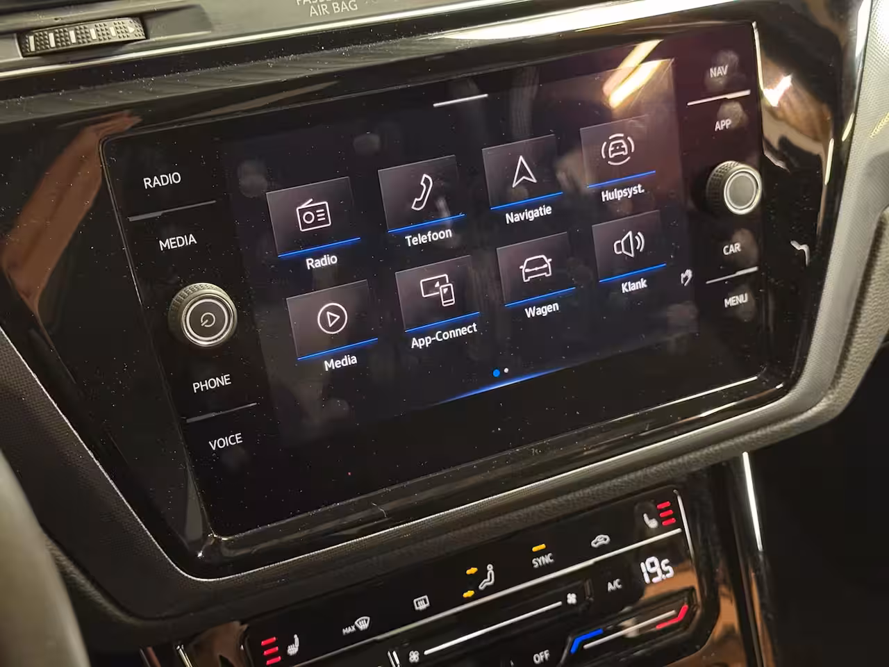 Volkswagen Touran 1.4 TSI Highline Business R 7p | Pano | Trekhaak | Stoel/Stuur verwarming | Camera | Carpl