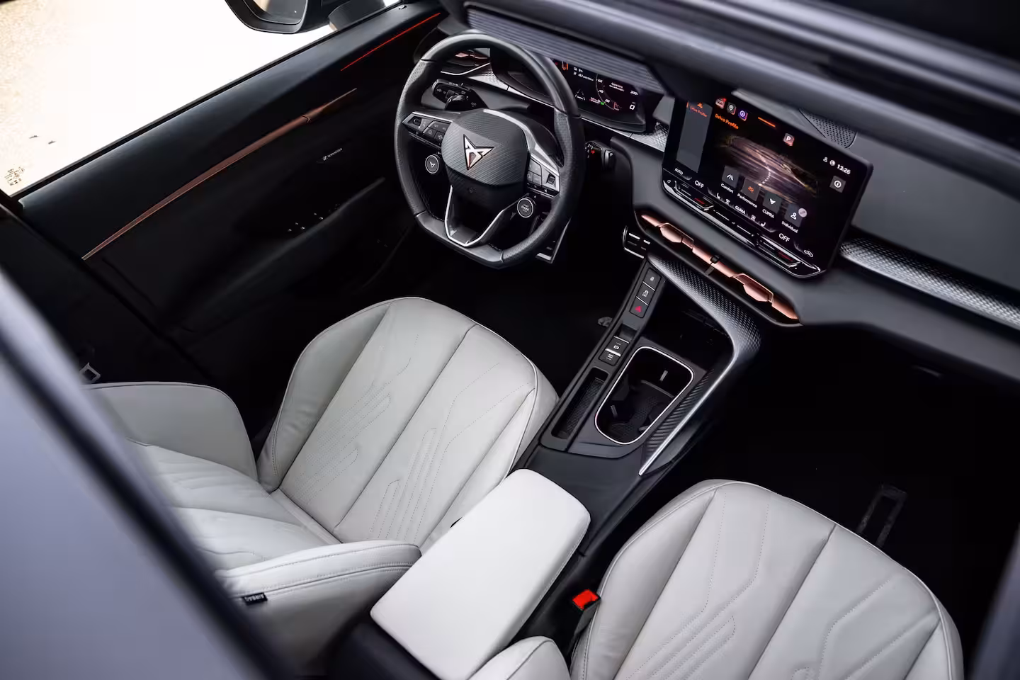 Cupra Terramar 1.5 TSI e-Hybrid 272pk VZ Performance | Leder | Panoramadak | Trekhaak | 360 Camera | Senn