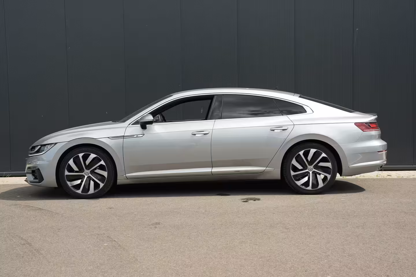 Volkswagen Arteon 1.5 TSI 150pk Business R | Achteruitrijcamera | 19" | Adaptive Cruise | Stoelverwarming |