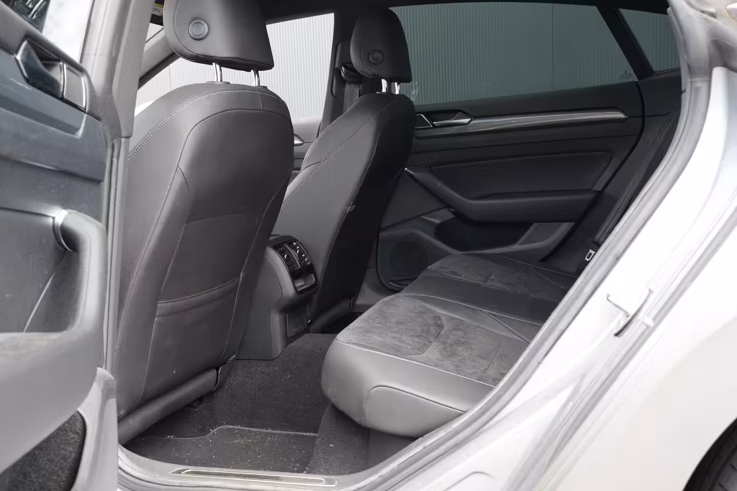 Volkswagen Arteon 1.5 TSI 150pk Business R | Achteruitrijcamera | 19" | Adaptive Cruise | Stoelverwarming |