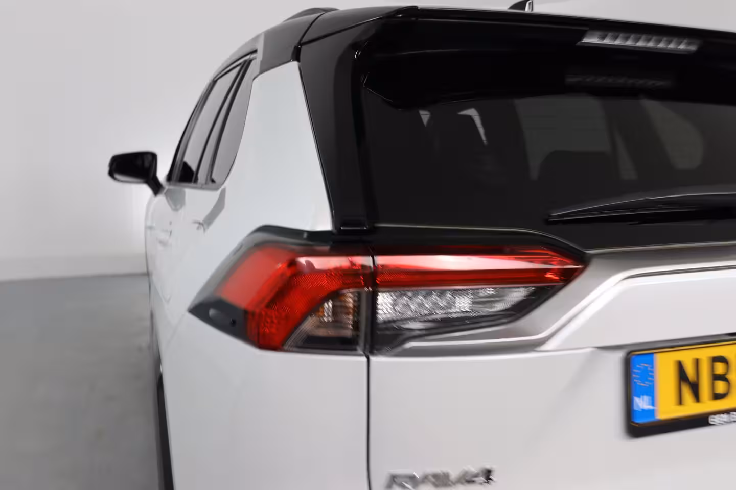 Toyota RAV4 2.5 Hybrid Style BI-Tone | 1e Eigenaar | JBL | LED | Half Leder | Stoel/Stuur Verwarming |