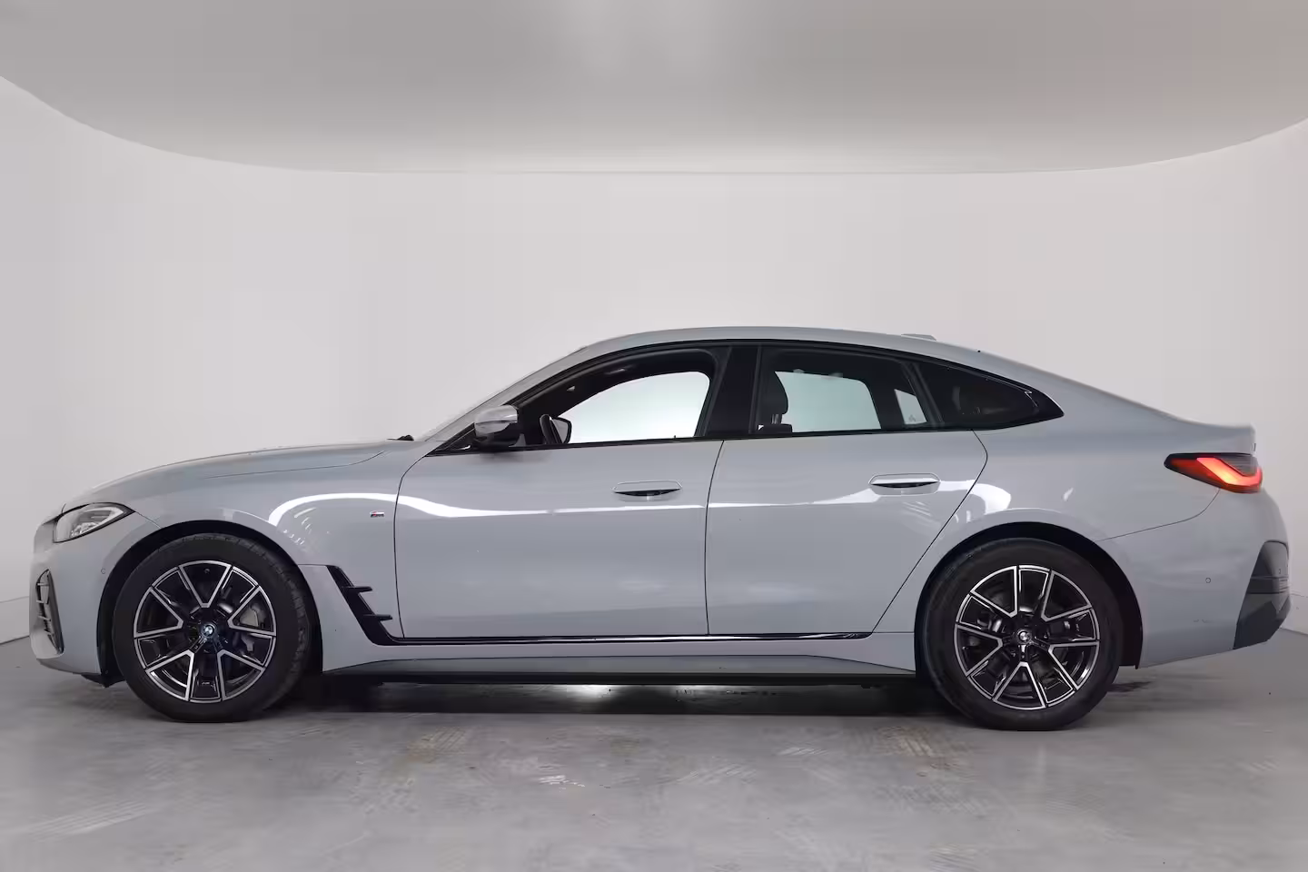 BMW i4 eDrive40 84 kWh M-Sport | SOH 94% | Trekhaak | Sfeerverlichting | LED | Sportstoelen | Cam