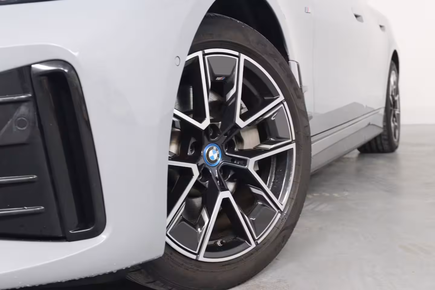 BMW i4 eDrive40 84 kWh M-Sport | SOH 94% | Trekhaak | Sfeerverlichting | LED | Sportstoelen | Cam