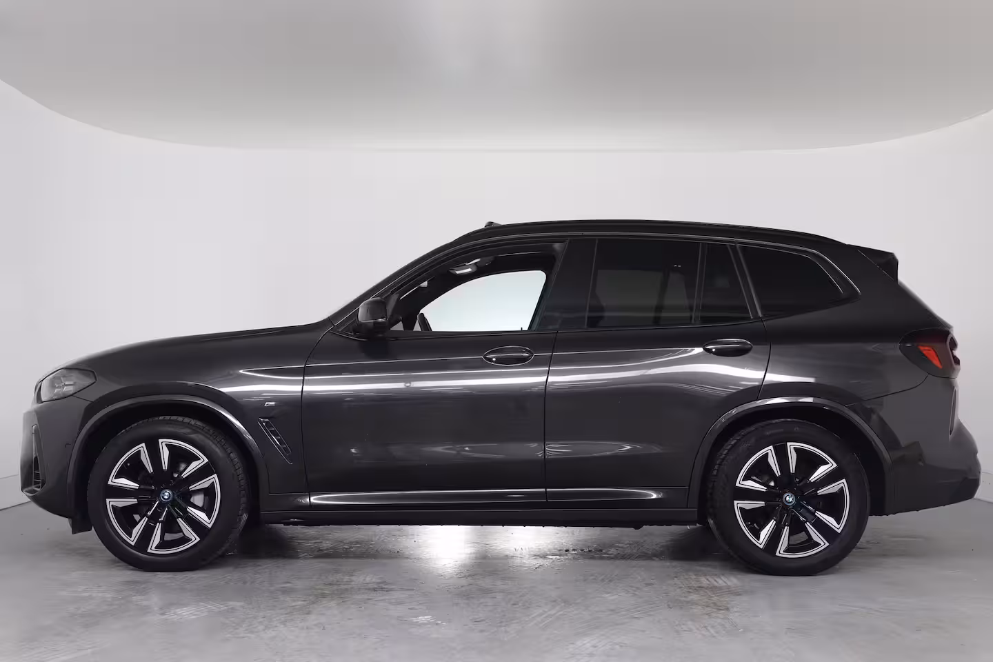 BMW iX3 Executive 80 kWh M-Sport | SOH 95% | 1e Eigenaar | Dealer Onderhouden | Open dak | Memory