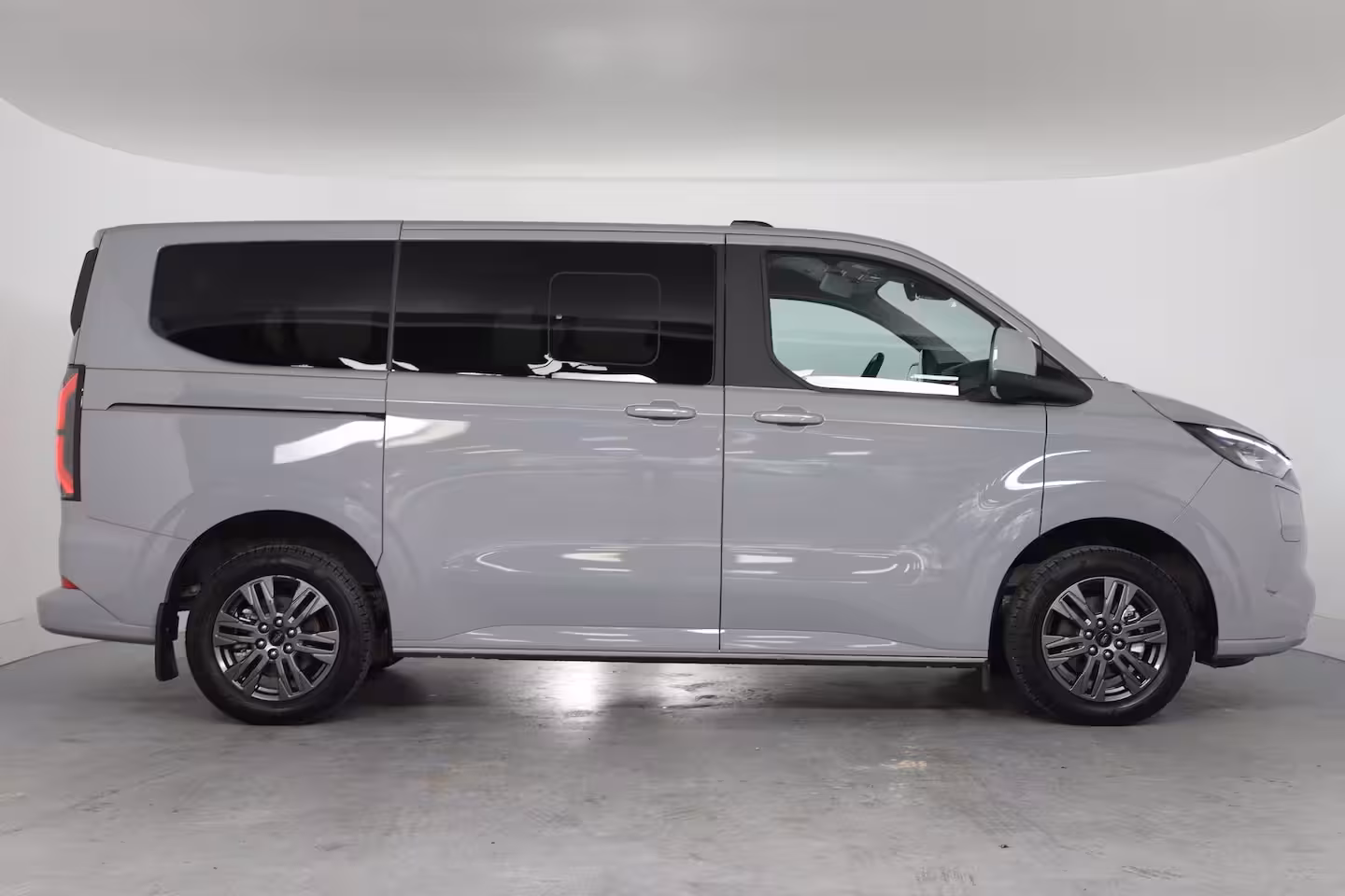 Ford Tourneo Custom 340 Titanium 65 kWh 8-Persoons | Camera | Stoel-/Stuurverwarming | Climate | Cruise | Keyl