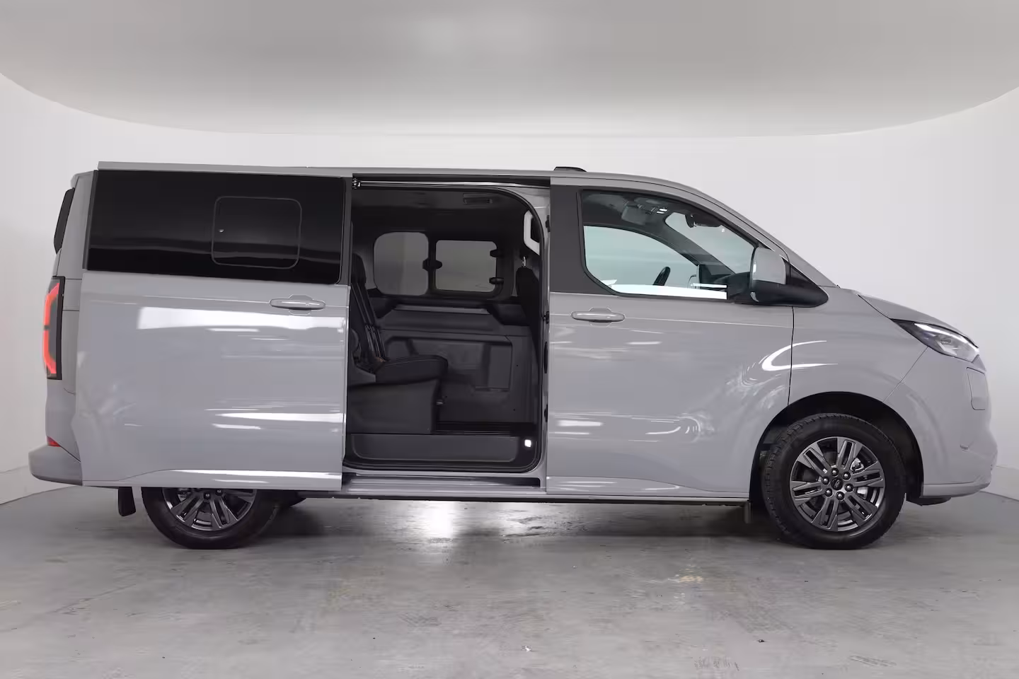 Ford Tourneo Custom 340 Titanium 65 kWh 8-Persoons | Camera | Stoel-/Stuurverwarming | Climate | Cruise | Keyl
