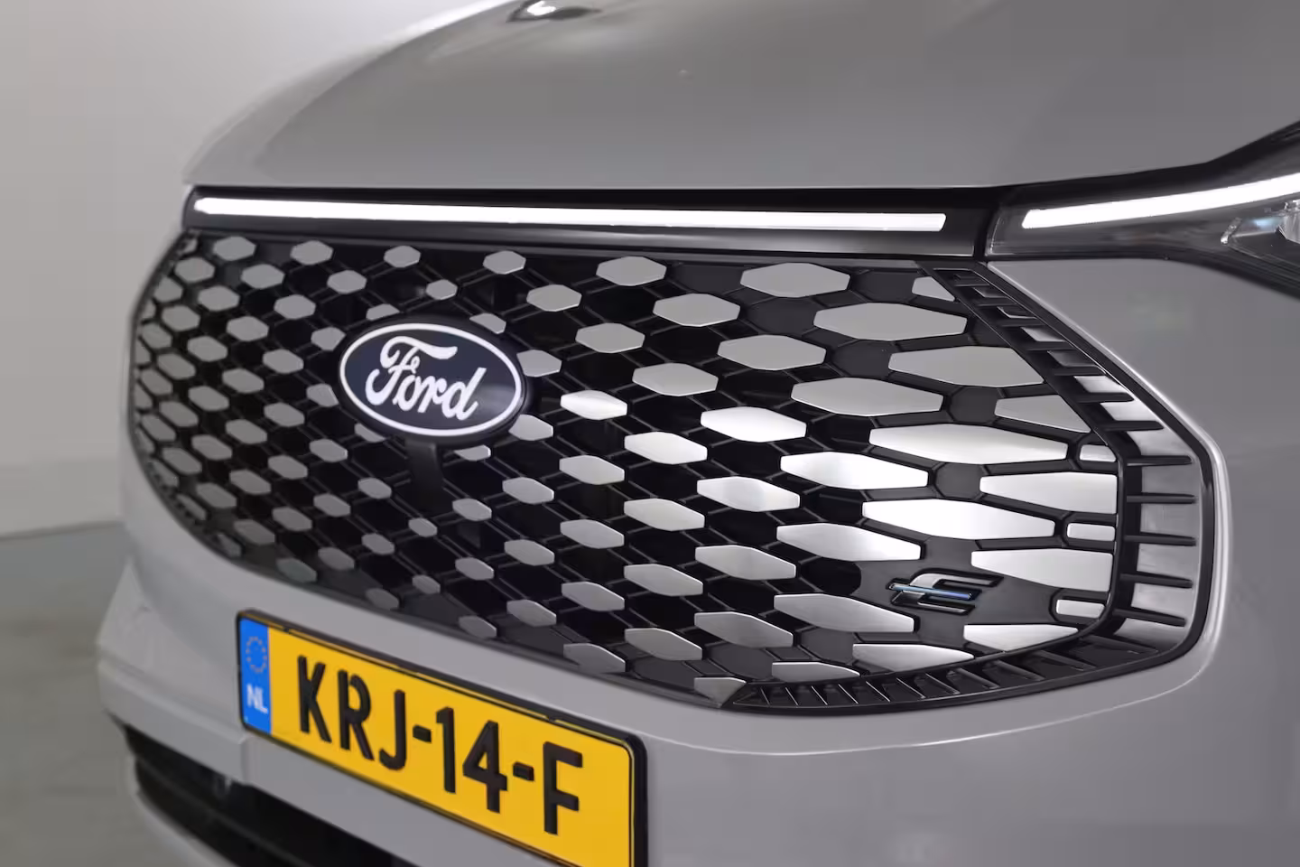 Ford Tourneo Custom 340 Titanium 65 kWh 8-Persoons | Camera | Stoel-/Stuurverwarming | Climate | Cruise | Keyl