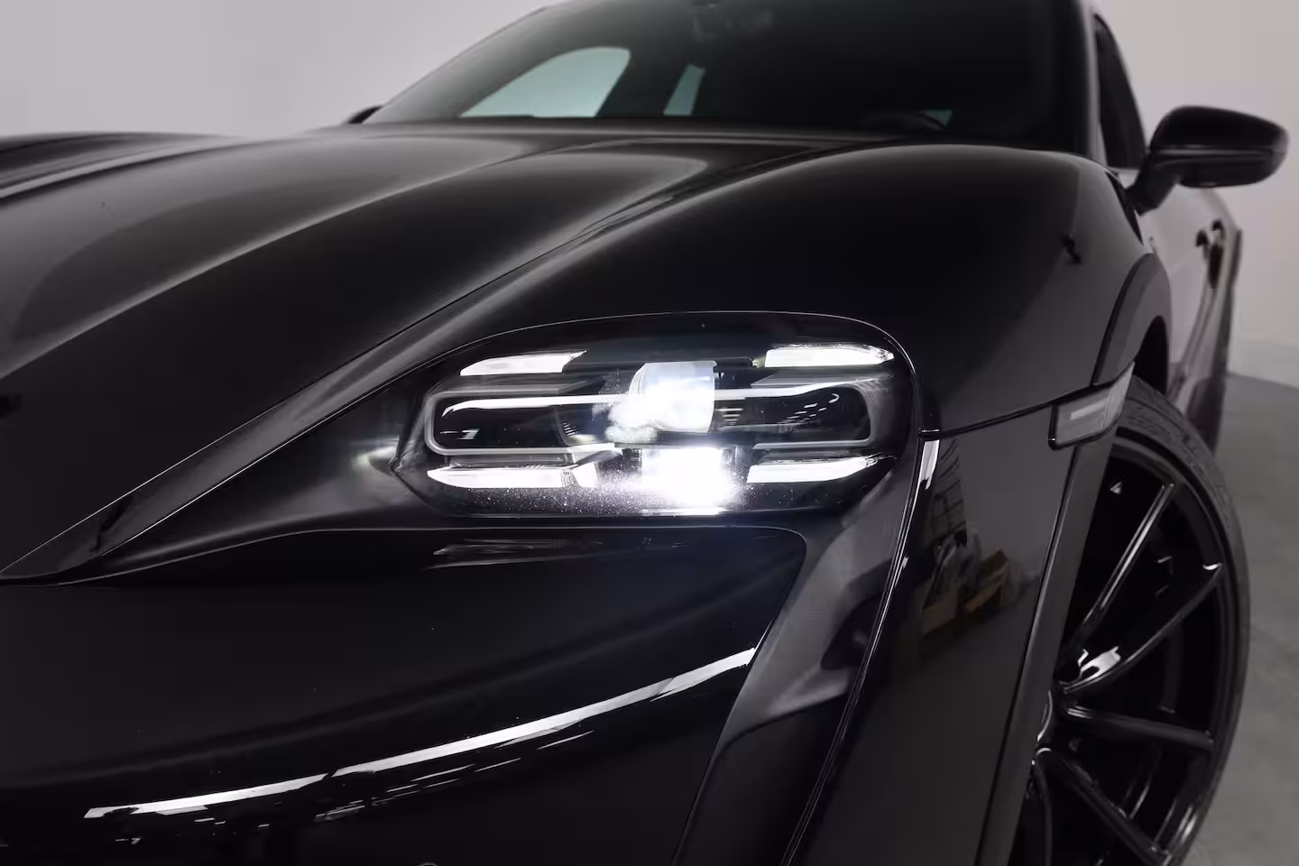 Porsche Taycan Cross Turismo 4 93 kWh | SOH 93% | Sport Chrono | Luchtvering | BOSE | LED | Memory | Panorama Dak | 21'