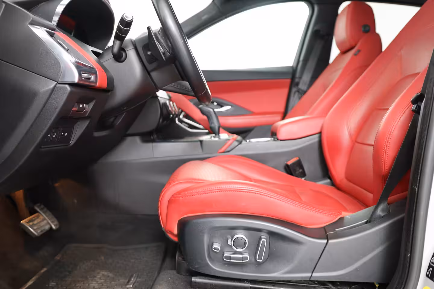 Jaguar E-Pace 2.0 P300 AWD R-Dynamic HSE | Panoramadak | Stoelverwarming & koeling | Memory stoelen | Cr