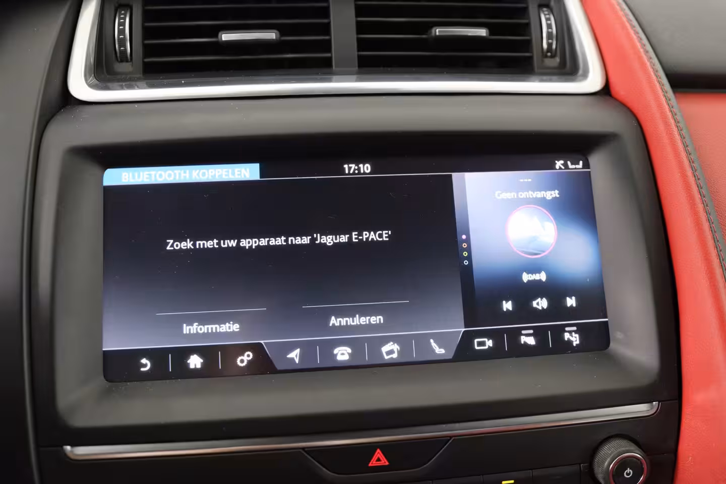 Jaguar E-Pace 2.0 P300 AWD R-Dynamic HSE | Panoramadak | Stoelverwarming & koeling | Memory stoelen | Cr