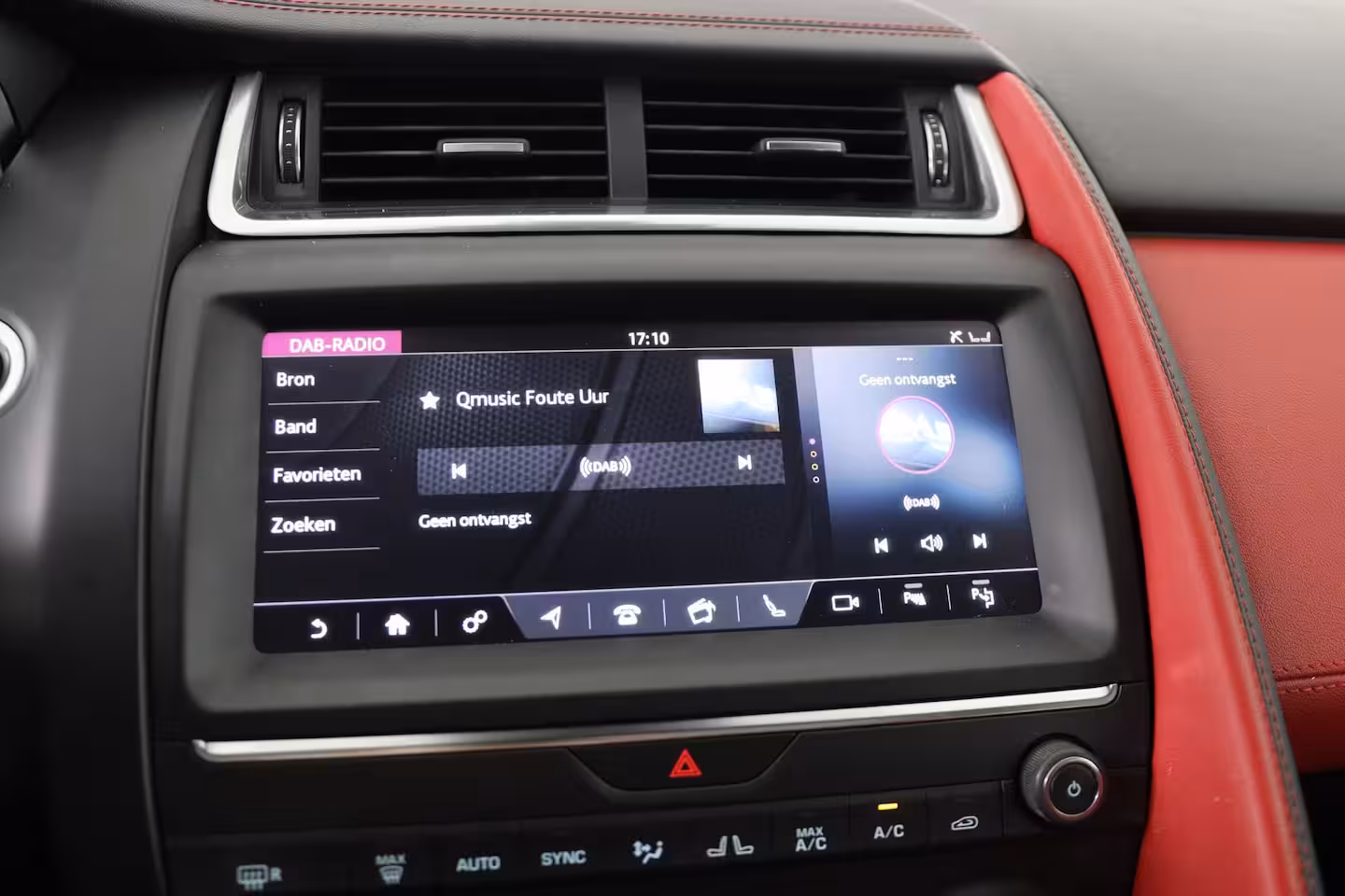 Jaguar E-Pace 2.0 P300 AWD R-Dynamic HSE | Panoramadak | Stoelverwarming & koeling | Memory stoelen | Cr