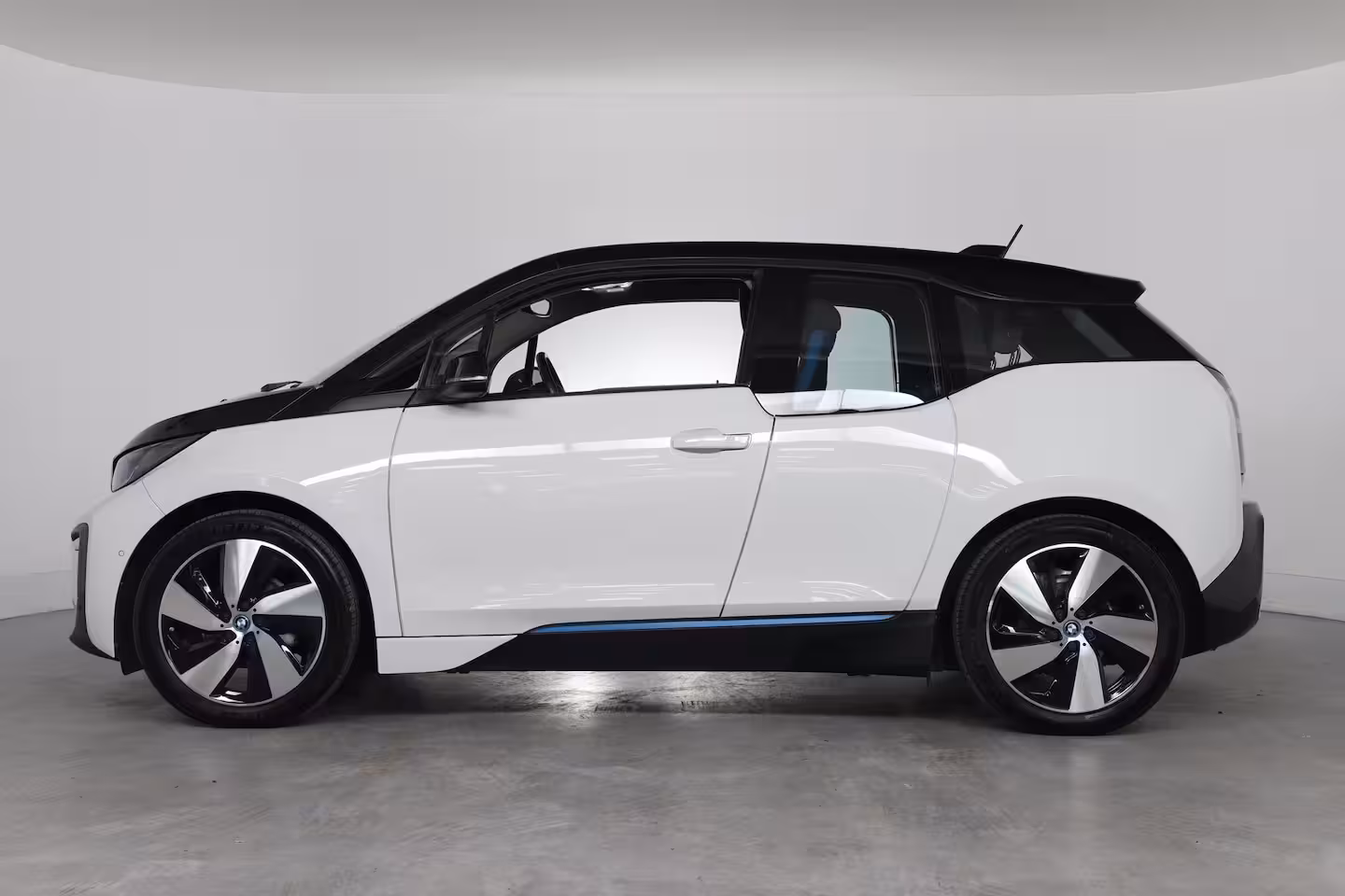 BMW i3 Basis 120Ah 42 kWh | Navigatie | Camera | LED | Cruise Adaptive | Parkeersensoren V+A | St