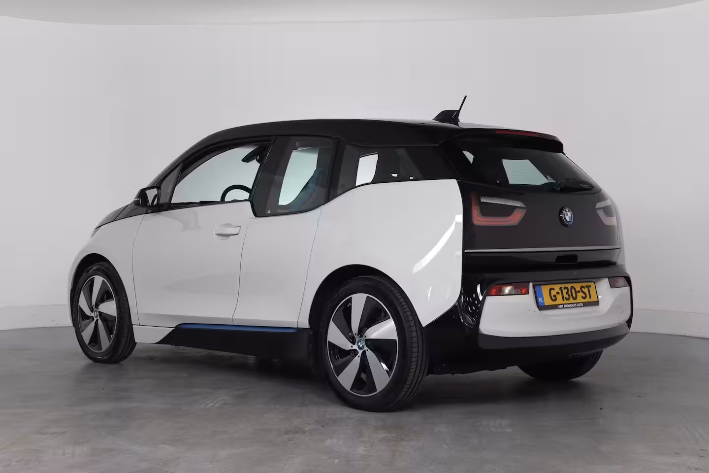 BMW i3 Basis 120Ah 42 kWh | Navigatie | Camera | LED | Cruise Adaptive | Parkeersensoren V+A | St