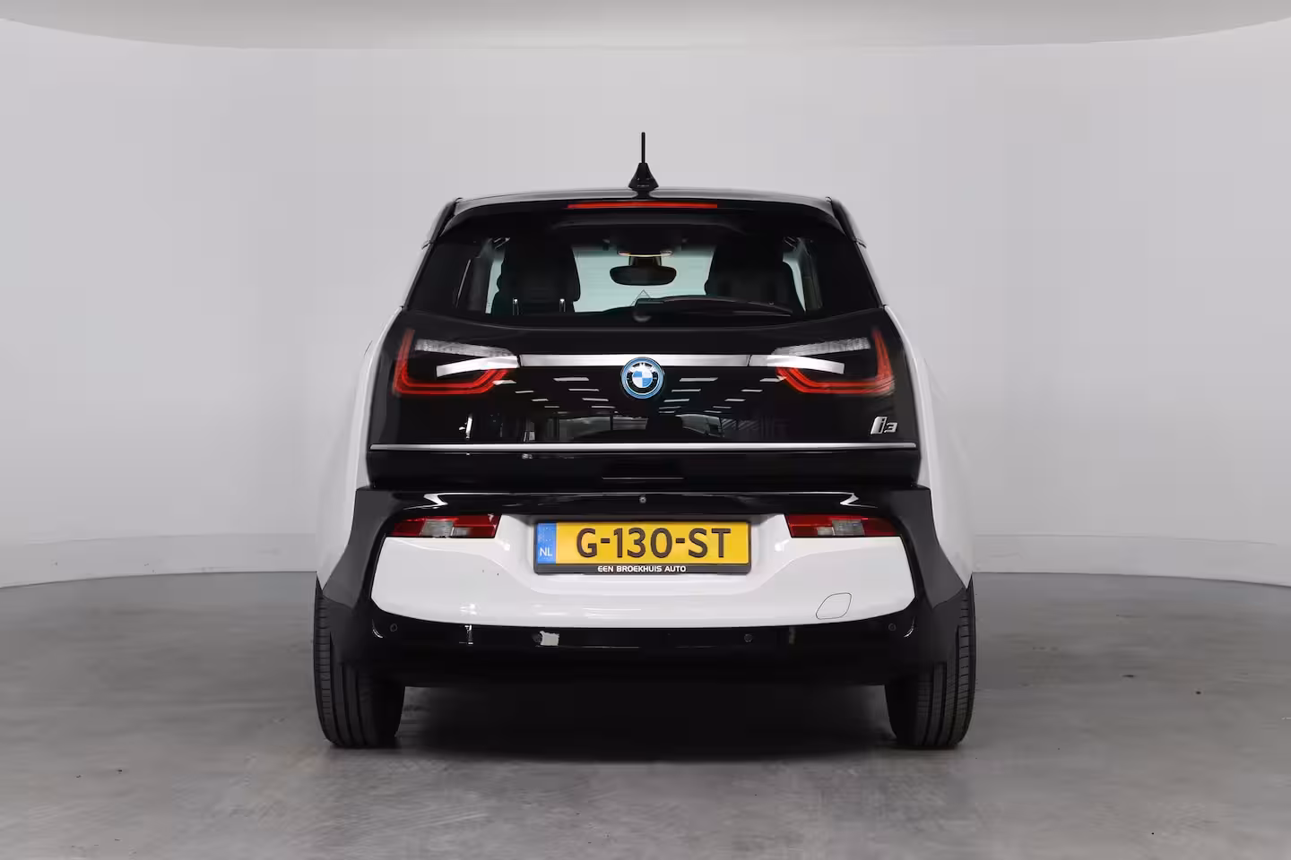 BMW i3 Basis 120Ah 42 kWh | Navigatie | Camera | LED | Cruise Adaptive | Parkeersensoren V+A | St