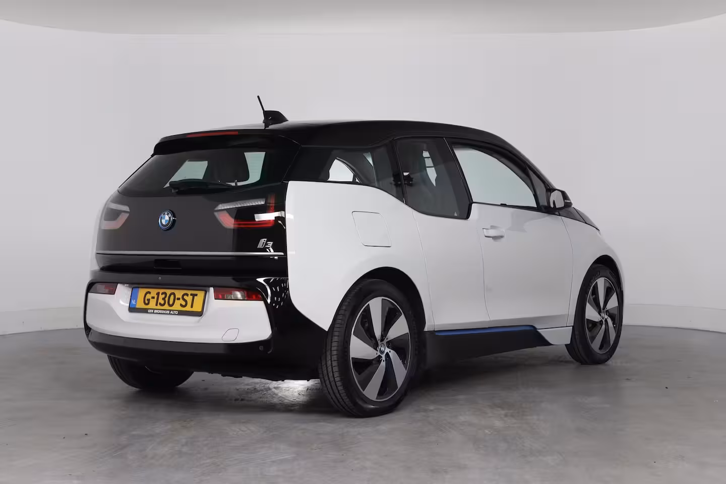 BMW i3 Basis 120Ah 42 kWh | Navigatie | Camera | LED | Cruise Adaptive | Parkeersensoren V+A | St